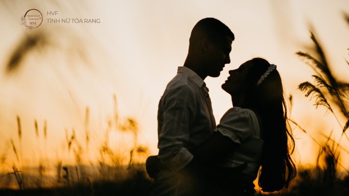 Phụ nữ giữ vai trò điều phối cảm xúc, tạo ra chiều sâu tinh thần trong mối quan hệ.