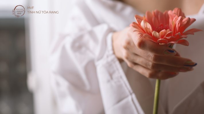 Lùi lại – hành xử cao nhất của tính nữ trưởng thành 2 Tính nữ không bắt đầu từ kỹ thuật mà từ sự trở về với bản thể thật của chính mình.