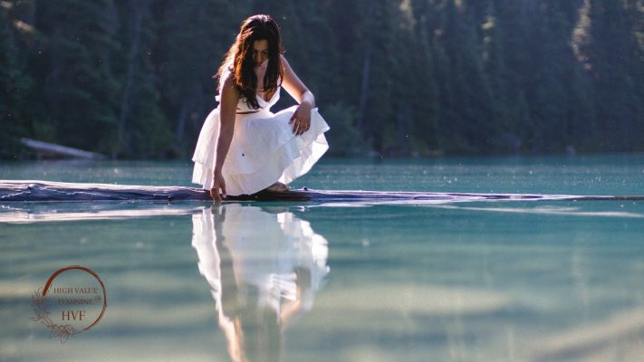 Tính nữ là dòng chảy mềm mại và tự do, là nghệ thuật sống mà không cần tranh giành.