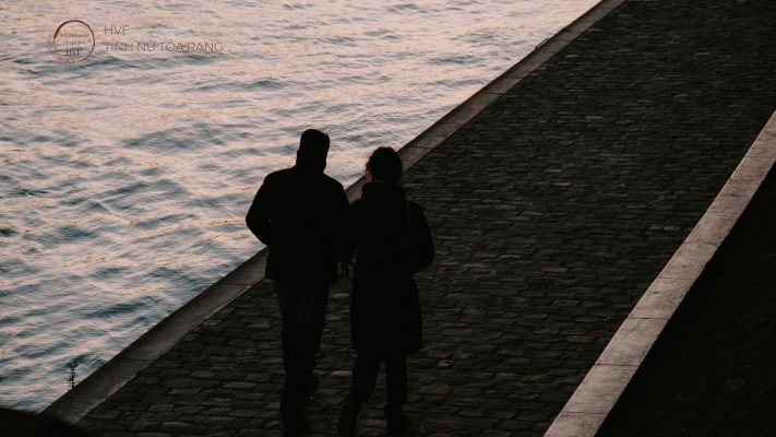 Tình yêu không cần phải hỗn loạn mới sâu sắc. Bình yên cũng có thể khiến tim rung động ổn định.