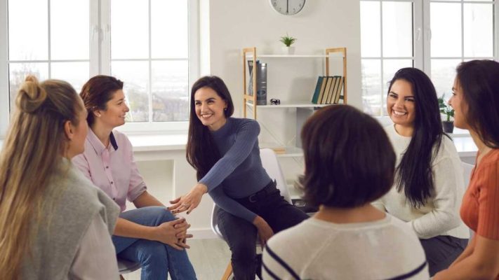Khi Yêu, Đàn Ông Thực Sự Tìm Kiếm Điều Gì Ở Phụ Nữ? 8 group coaching optimized 1024x576 1
