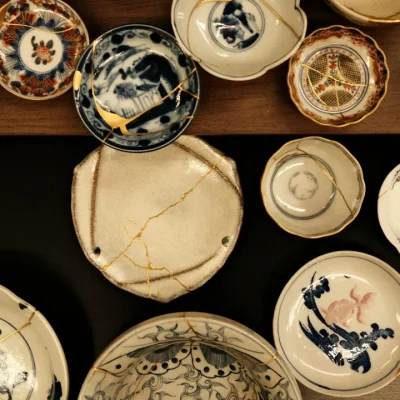 Đĩa gốm vỡ được hàn lại bằng vàng theo nghệ thuật kintsugi