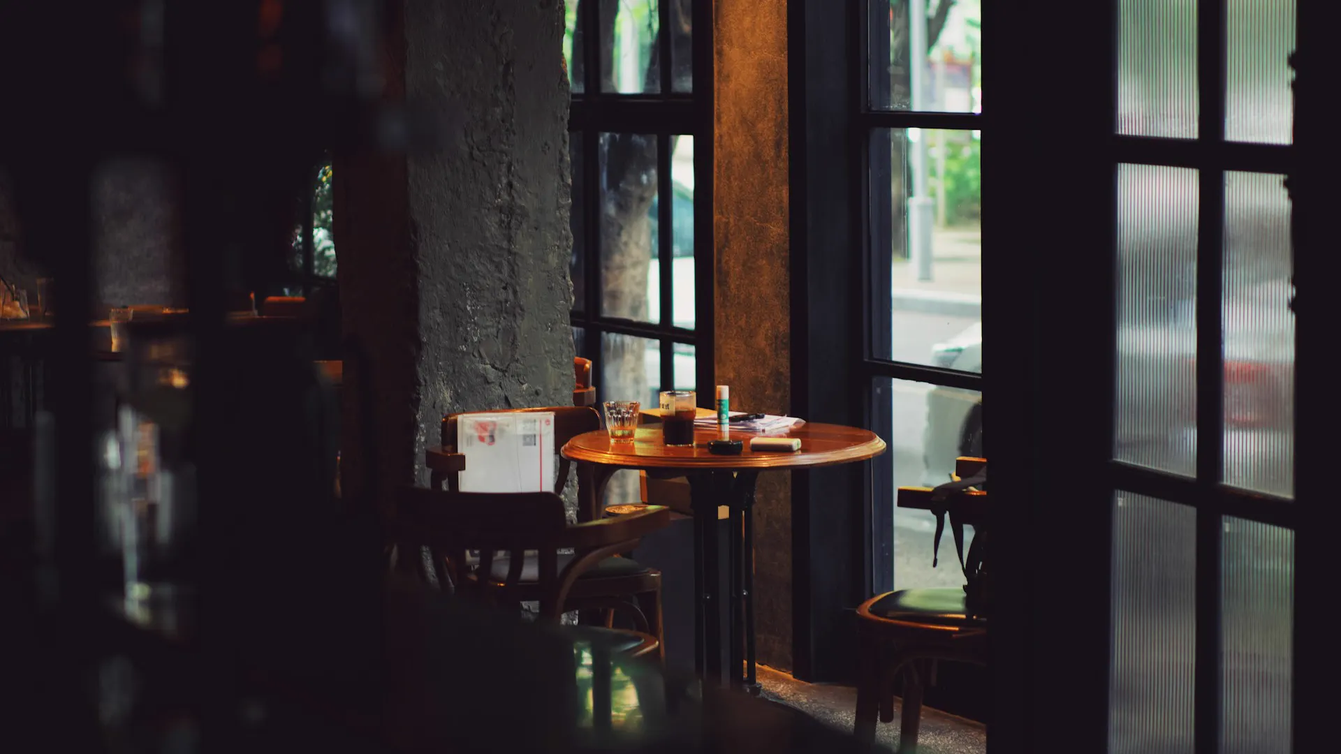 Khi tìm lại điểm tựa tự thân, bạn có thể lắng nghe và trò chuyện cùng người thương bằng sự điềm tĩnh, sáng suốt. Góc quán cà phê yên tĩnh với ánh nắng chiếu qua khung cửa kính gỗ ấm áp