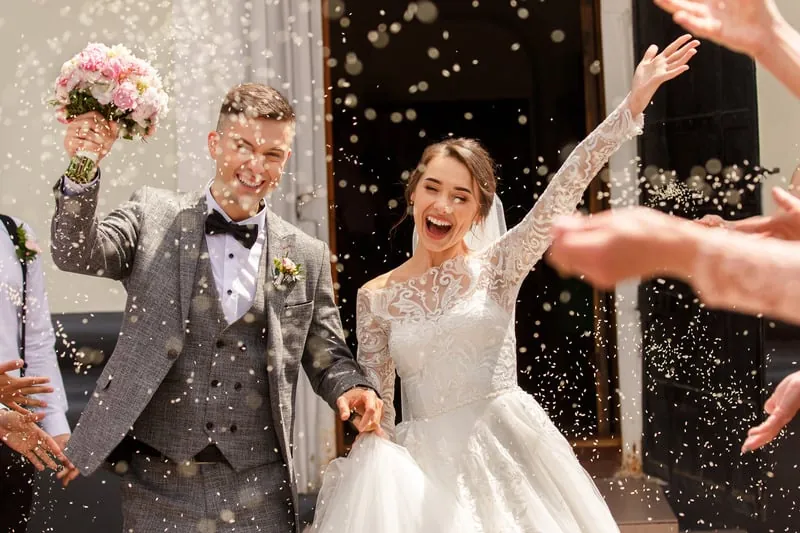 High Value Feminine 2 Cô dâu chú rể rạng rỡ giữa mưa hoa trong ngày cưới