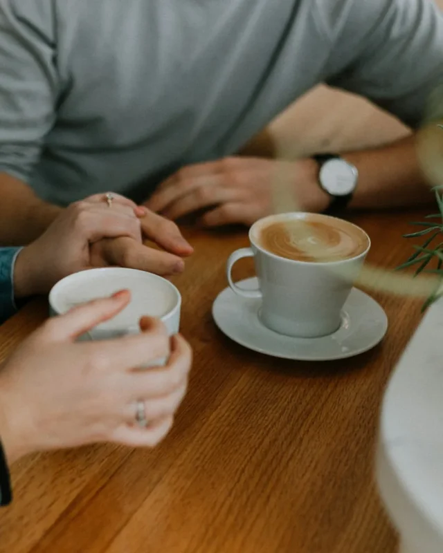 Hai người hẹn hò bên tách cà phê