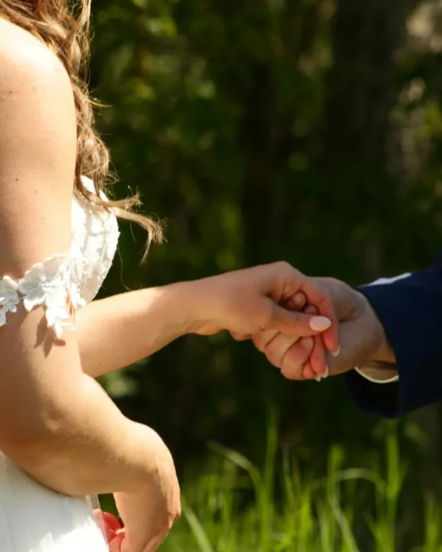 Cô dâu và chú rể nắm tay trong ngày cưới